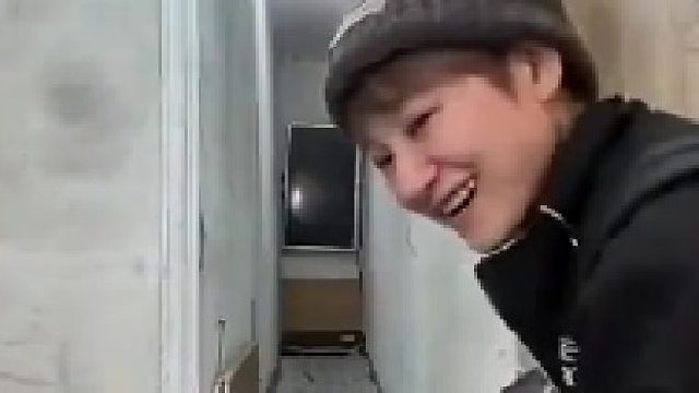 8元住宿现场：床比我命还窄，墙比我钱包还薄！