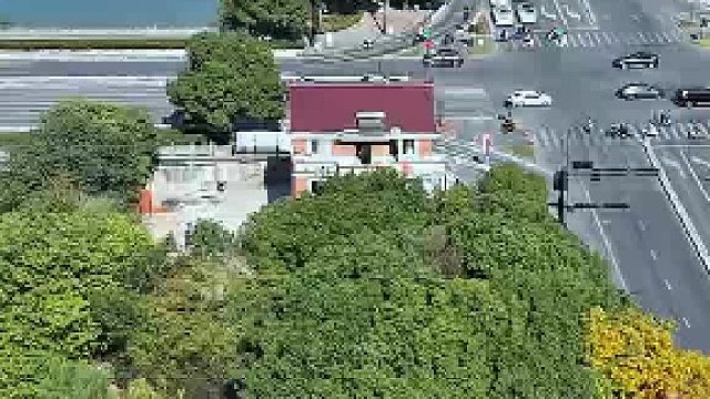 航拍杭州萧山最美原住户，因当年拆迁谈不拢，如今四周都是马路和绿植，交通还贼方便，也没物业费，唯独这栋四层小楼巍然屹立