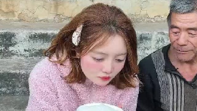 女子晒云南吃饭一幕，“太热情了，根本遭不住”