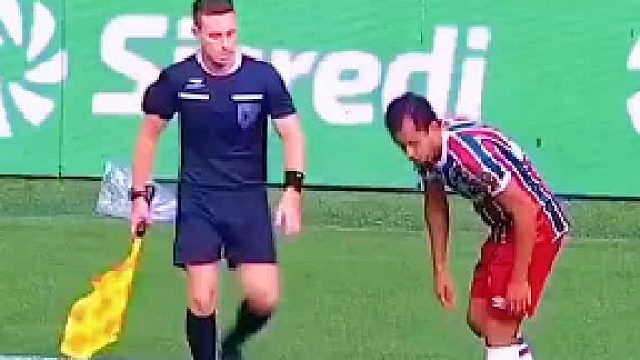 球员强硬顶撞边裁但看见主裁过来秒怂