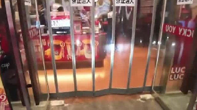 外卖小哥去奶茶店取外卖，就这么水灵灵地骑着车闯进去了…