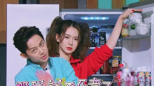 戚薇兴奋道：“此物乃马东老师所赠！”何炅打趣：“我与他家相邻，却从未得此殊荣！”