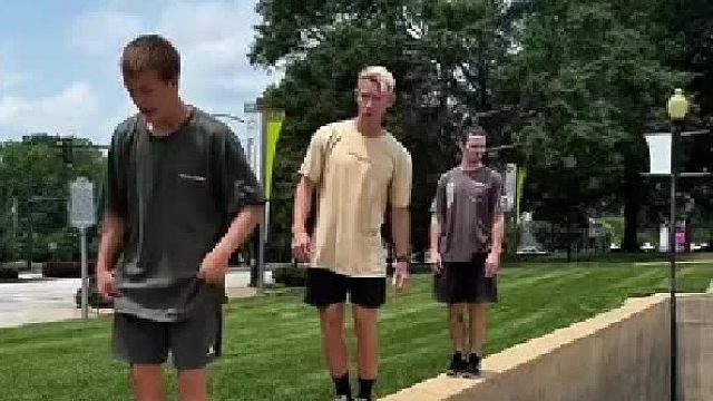 生命不该在沉默中腐朽，应该在激情中燃烧！