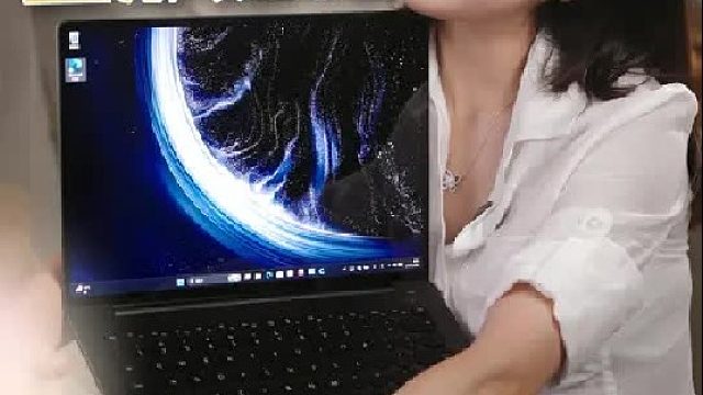 十点OLED触摸屏，波点艺术键盘，这是什么时髦精笔记本