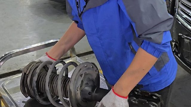 日系车的减震器跟刹车皮换起来确实简单些啊