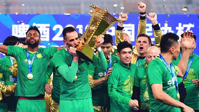 山东女球迷哭了！国安足协杯决赛名场面：以客场进球优势夺冠