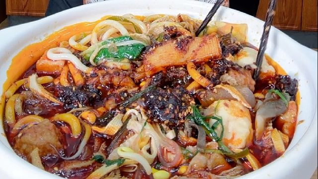 家里停水了，我简单点了个外卖冒菜，配鸭肠炒饭美滋滋。