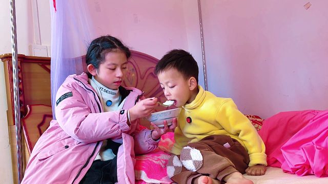 3岁弟弟生病了，爸爸妈妈不在身边，看看姐姐如何对待弟弟的