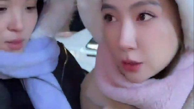 东北小姐姐冒充南方小土豆找烤地瓜大爷要勺儿。