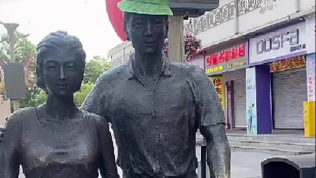 关键是谁给塑像戴的帽子？