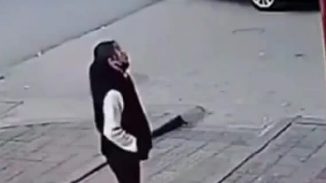 还好有个缓冲，要是直愣愣跟梯子倒下去，恐怕摔的不轻