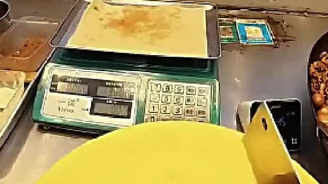 男孩买卤肉想要耳朵尖，结果摊主把耳朵尖切了，把剩下的都给他