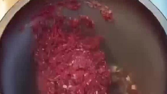 男子用绞肉机做现打牛肉丸