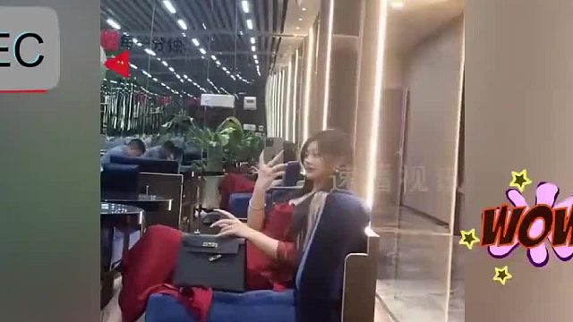 女儿和爸爸出门总被人误会，晒出穿搭网友不淡定：你要喊爸更像