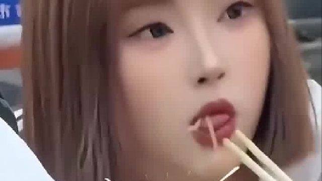 女孩近视眼被朋友喊名字