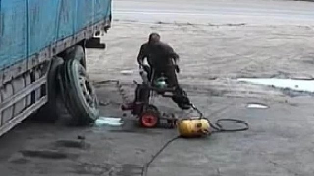 工人发现轮胎异样，下一秒动作太机智！