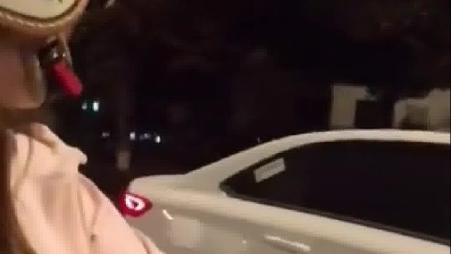 女生好心提醒车主油箱盖没关，却被误会想加好友。