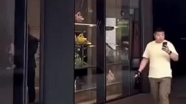 女子陪闺蜜经过品牌店铺，用中文念出来遭到嘲笑