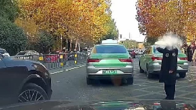 排了半小时 保时捷一来就想插队？ 医院门口上演“秩序保卫战” 网友：这种人太没素质 不能惯着