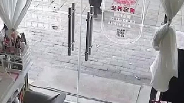 外卖小哥送餐不慎踩死鸟儿，外卖平台赔了150元