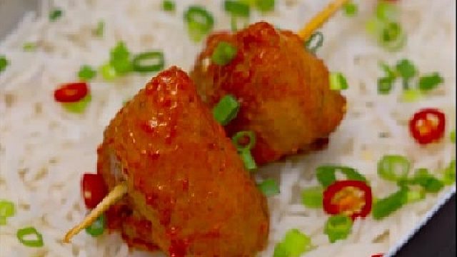 三个各怀心思的人在农村玩盲盒吃饭挑战