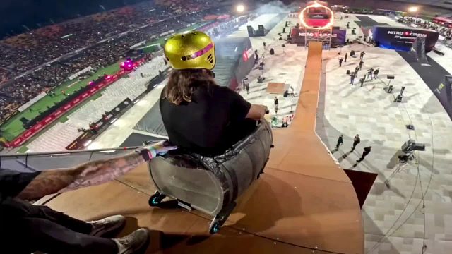 当客厅沙发变身人间大炮，这个疯子竟要用家具，征服滑道