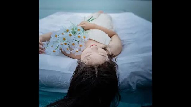 跟04年的妹妹去泳池拍写真