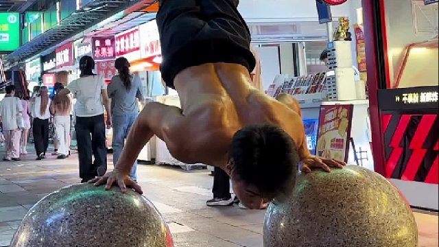 逛街看到这大石头正好合适！于是就随便露了一手！