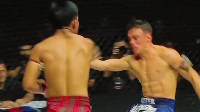 铁人罗唐英勇奋战，擂台上打的对手毫无招架