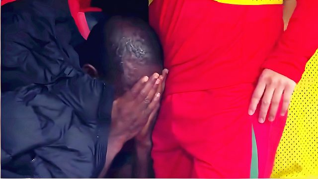 冰火两重天！国安足协杯夺冠开火车庆祝，河南外援捂脸痛哭