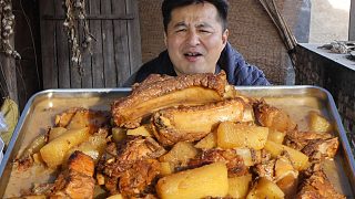 拔一根大水蘿卜，剁一扇排骨，做個水蘿卜燉排骨，飽滿多汁，真香