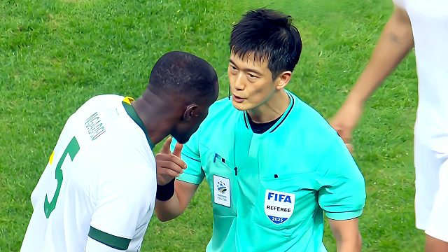 争议逃红？国安外援飞踢卡多索腰部，韩国主裁黄牌警告！