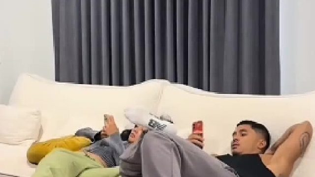 当你瘫了一天终于准备开机时