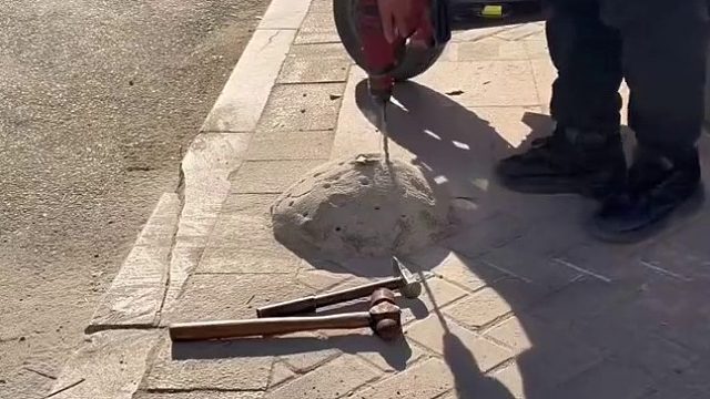 车位上有个水泥疙瘩，过路车辆剐蹭 漏机油