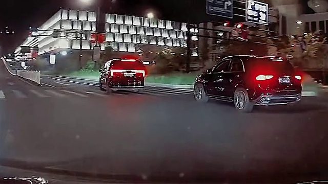 “司机转弯后估计整个人都要炸了，这路怎么这么宽”？