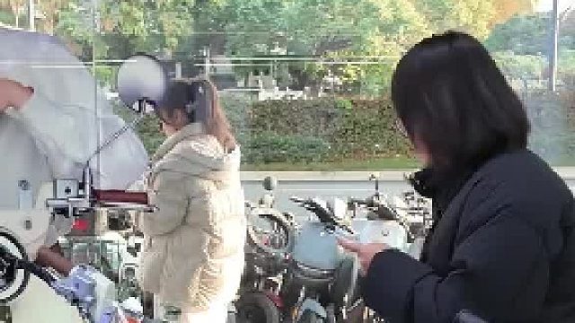 电动车新国标出台，电动车需控制总体重量，于是将座垫换成泡沫材质，可随时拆卸。