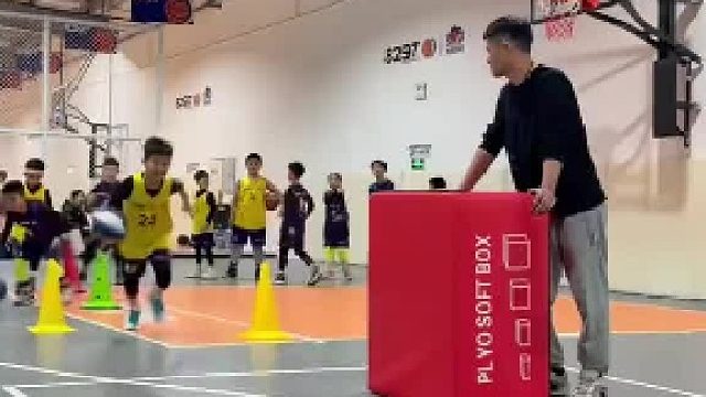 教练带孩子进行篮球对抗训练，让孩子在实战中不容易受伤
