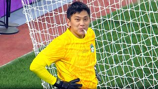 人麻了！河南門將神撲點球被判重罰，哭笑不得郁悶吐水