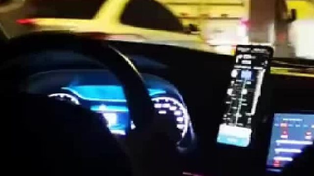 外国小哥在中国打车 车上放四川雷鬼 小哥听嗨了 音乐太上头了