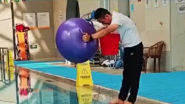 男子展示高难度打水，核心力量十分惊人，网友：健腹轮的天花板