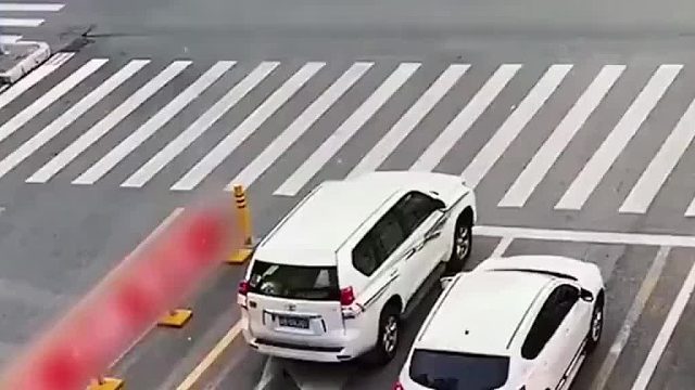 同样是路口掉头，老司机和新手的差距一目了然!