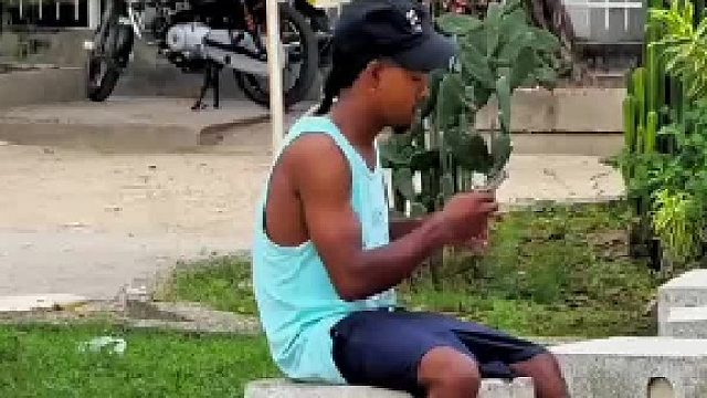 坐在石凳上竟在干这事儿