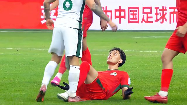 火爆！阿卜杜撞倒国安外援引发冲突，河南助教怒喷吃黄牌