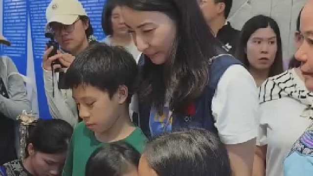 郭晶晶的儿子明明年纪小但是好沉稳，有一种老干部的感觉 