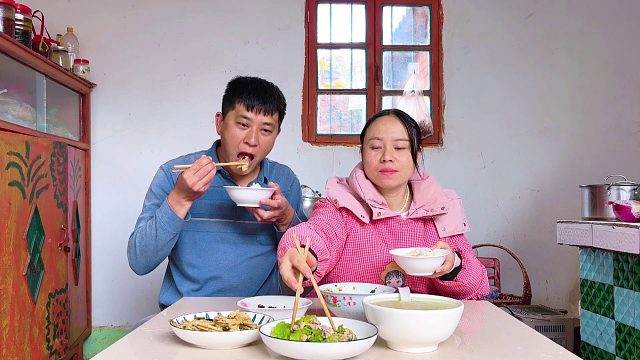 老公干活回家，媳妇还没做饭，看看夫妻吃的啥