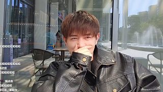 童街頭直播“下跪”謝禮，沒想被路過的水友錄視頻了，瞬間紅溫