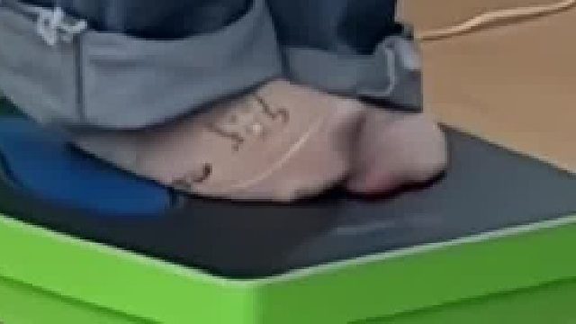 不就是是袜子有个洞而已，谁还没穿过破洞袜子