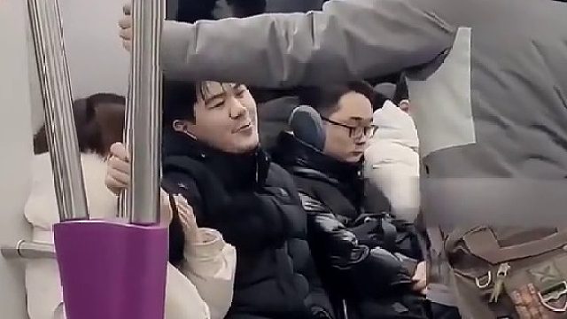 地铁无意间拍到，大爷在家里豪横惯了，光捡着老实人欺负