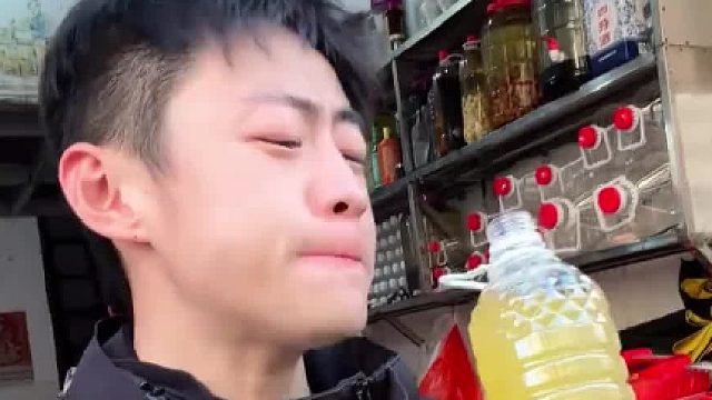 六百万粉丝旅游博主挑战江西米酒表示没力气，开始说得挺好的，后面睡得也挺好的