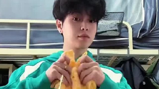 男生晒给女友钩织的七星披肩，这不需要很多钱，但需要很多很多爱